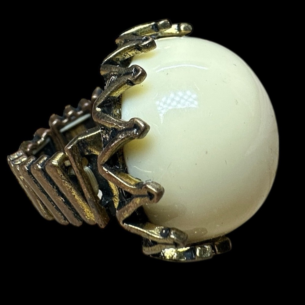 MCM Faux‎ Coral Elastic Band Ring